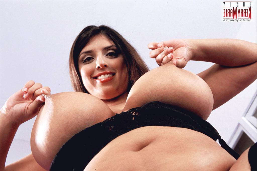 16P Das BBW-Solomodel Kerry Marie stellt ihre riesigen Brüste in schwarzen Strümpfen zur Schau