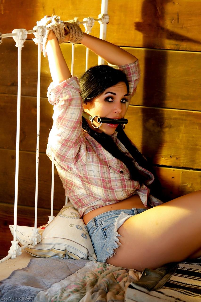 19P Missy Martinez, une latina aux faux seins, se fait baiser par un gars pervers de la campagne.