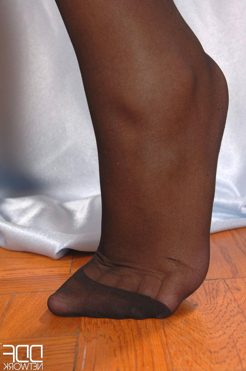 20P Hot Legs And Feet Eve Smile