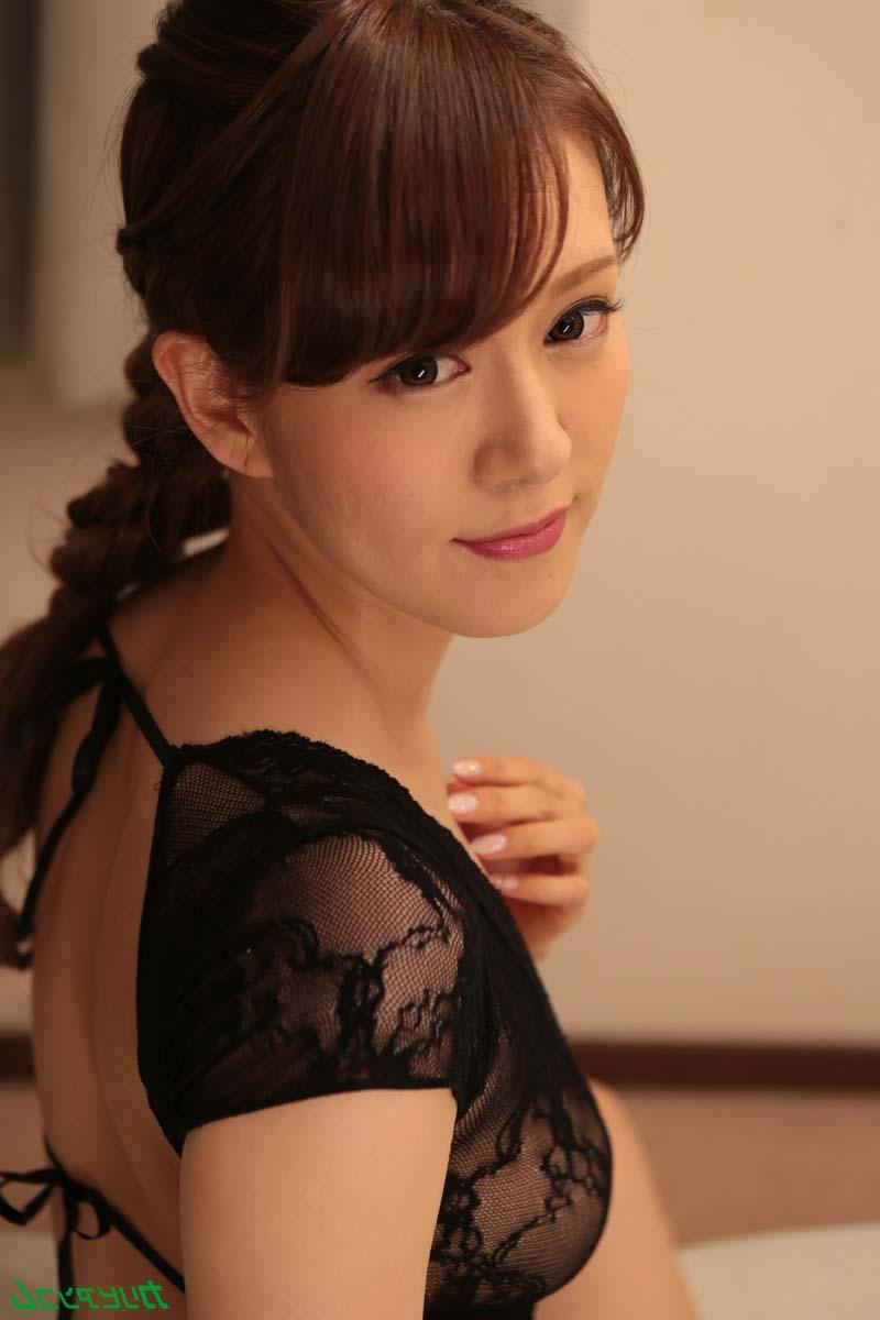 20P A morena japonesa Ruri Tachibana brinca com sua vulva antes de levar uma surra