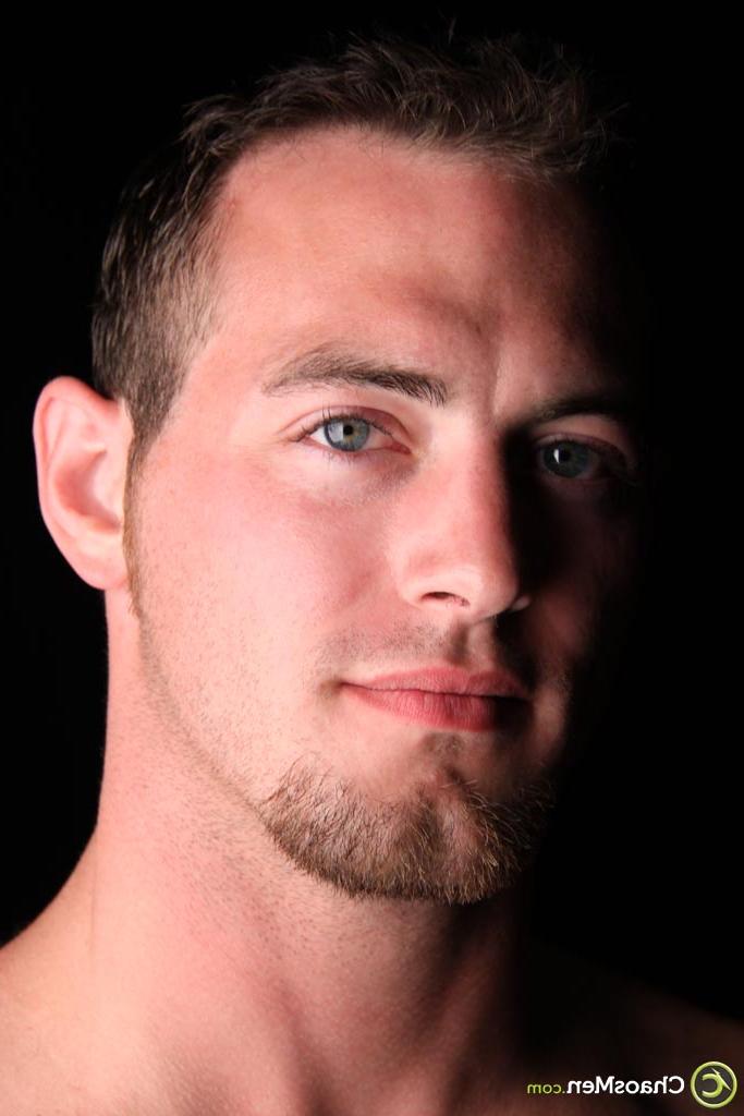 20P O cara gay gostoso Stone expõe seu peito peludo e seu pau grande e duro em um solo