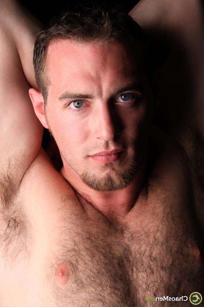 20P O cara gay gostoso Stone expõe seu peito peludo e seu pau grande e duro em um solo