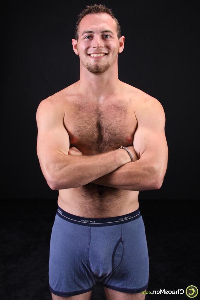 20P O cara gay gostoso Stone expõe seu peito peludo e seu pau grande e duro em um solo