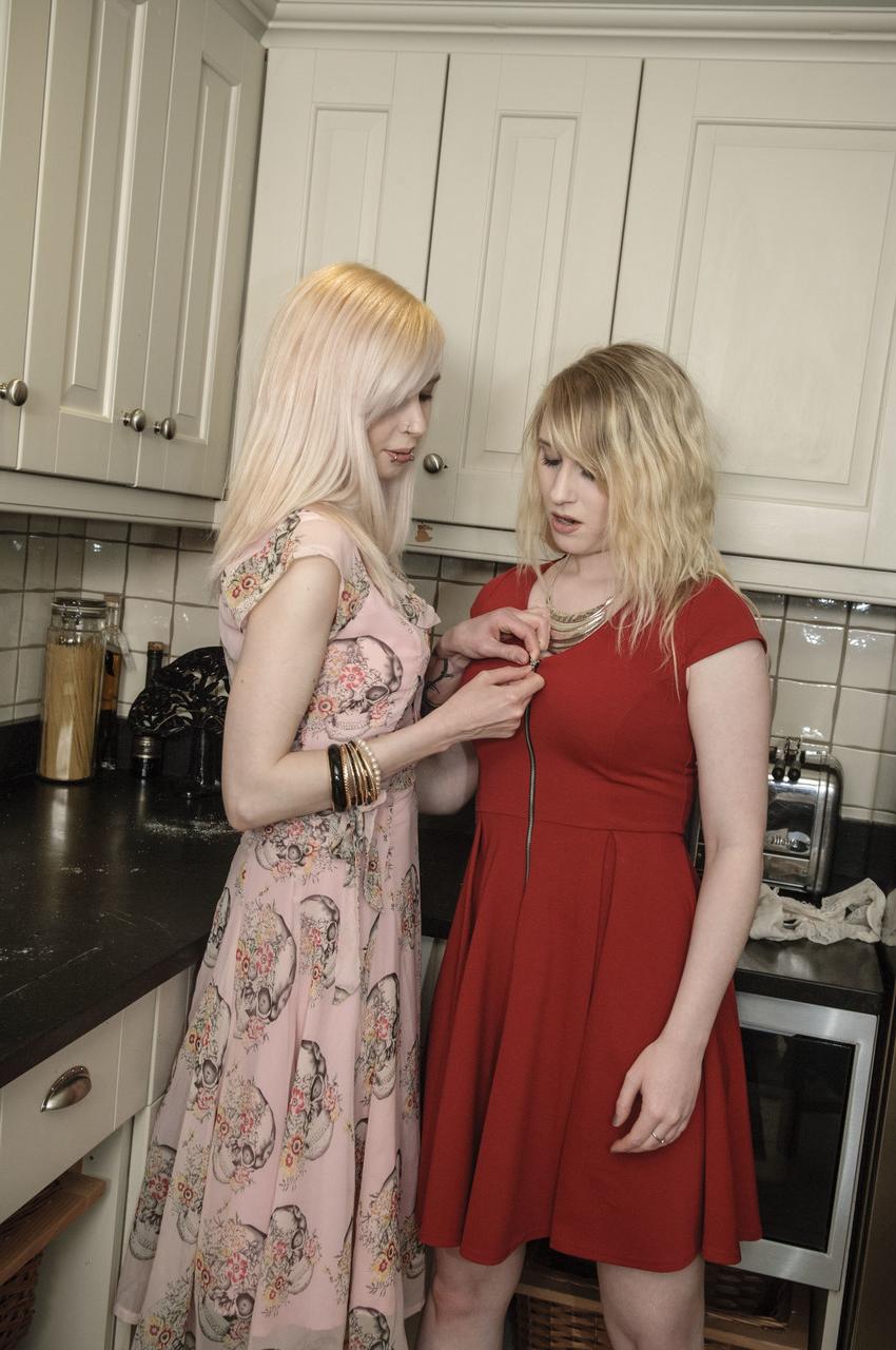 20P Les lesbiennes Ashleigh Doll et Satine Spark s'amusent mutuellement dans la cuisine.