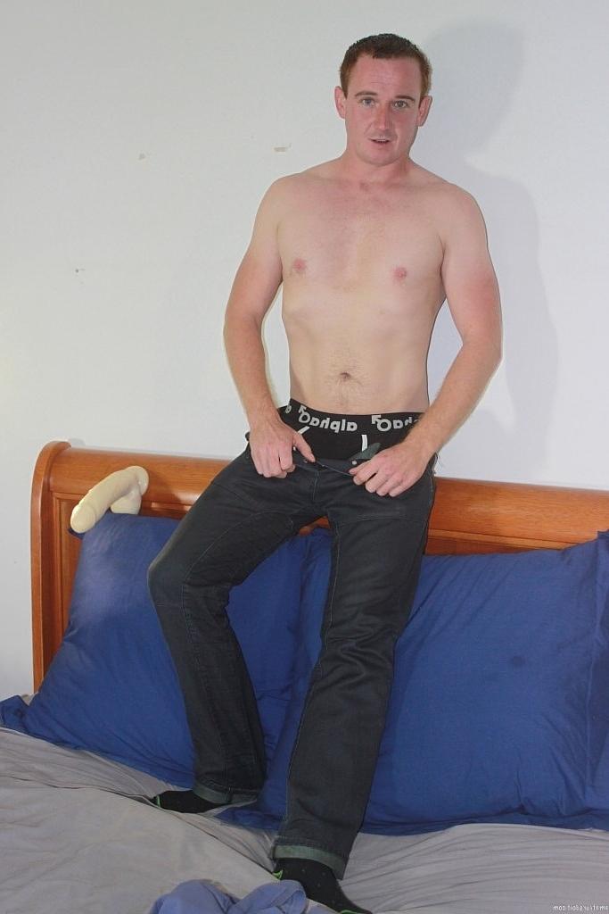 20P Le jock gay amateur Rhys montre son corps chaud et se masturbe en solo