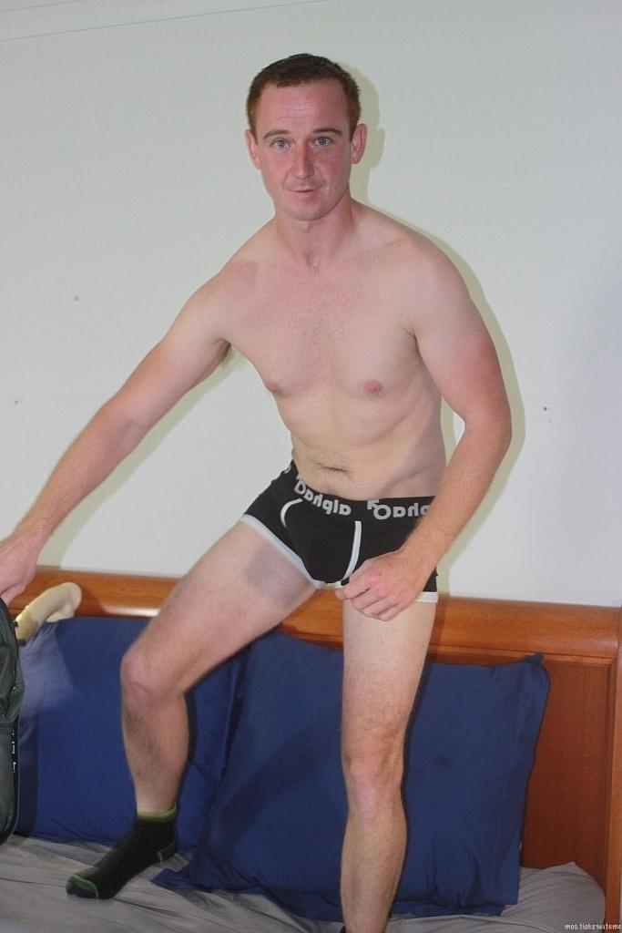 20P Le jock gay amateur Rhys montre son corps chaud et se masturbe en solo