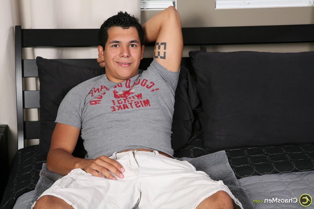 17P O garoto latino Cooper Soltis puxa o pau para fora e recebe um BJ de Bryan