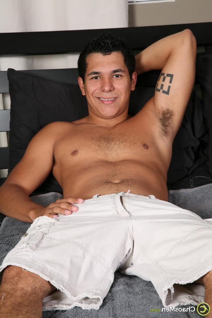 17P O garoto latino Cooper Soltis puxa o pau para fora e recebe um BJ de Bryan