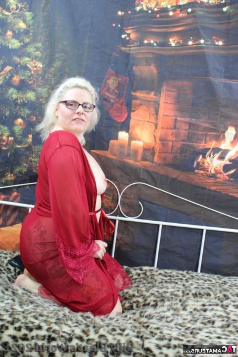 16P Die tätowierte britische Blondine Mollie Foxxx löst ihre Titten und ihren Arsch aus einem roten Gewand