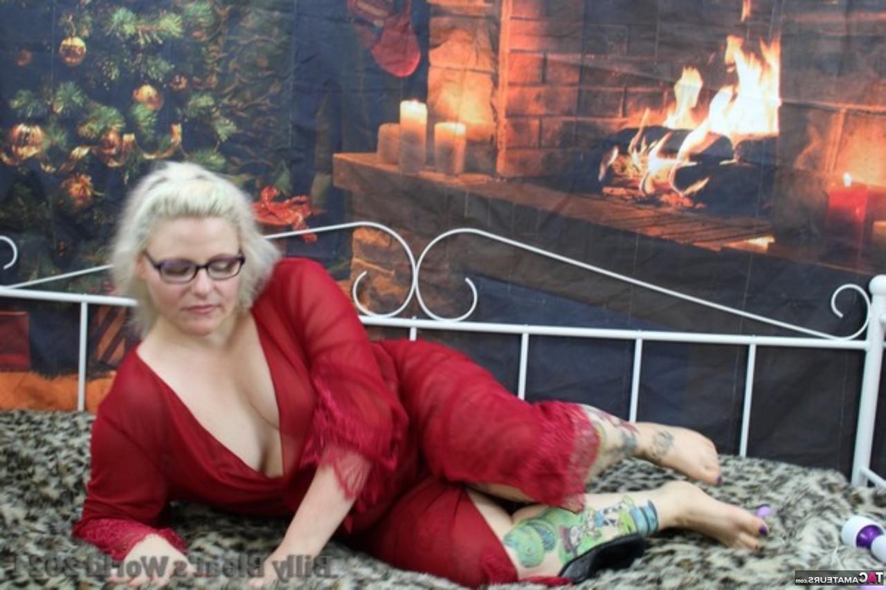 16P Die tätowierte britische Blondine Mollie Foxxx löst ihre Titten und ihren Arsch aus einem roten Gewand