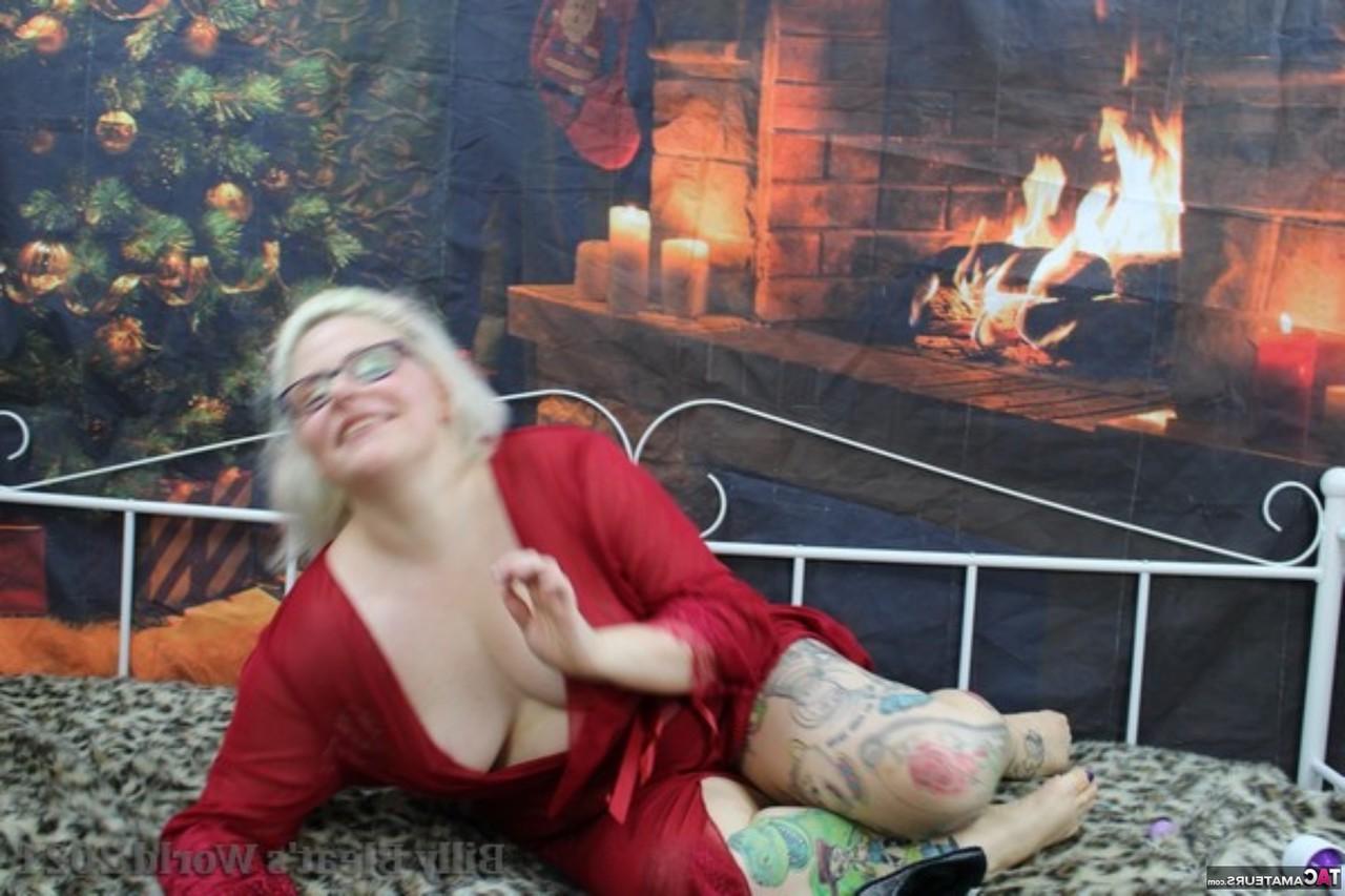 16P Die tätowierte britische Blondine Mollie Foxxx löst ihre Titten und ihren Arsch aus einem roten Gewand