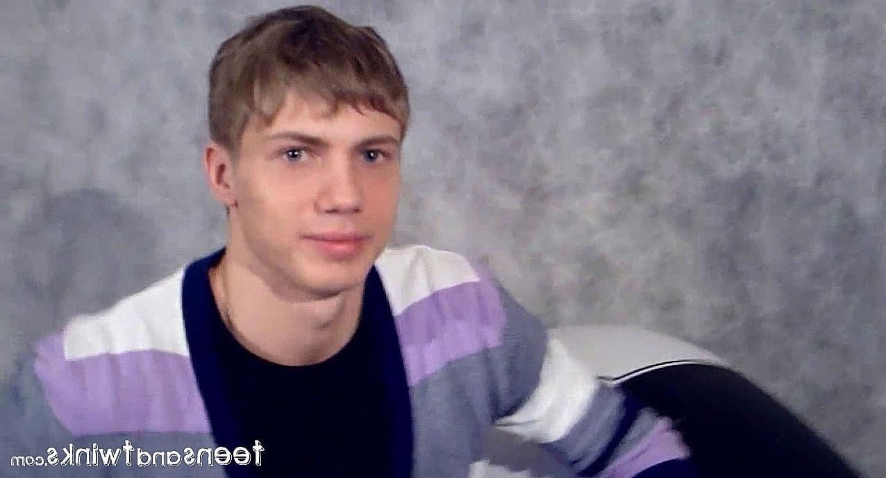 20P Le jeune blond Geffrey expose ses muscles et se masturbe en solo.