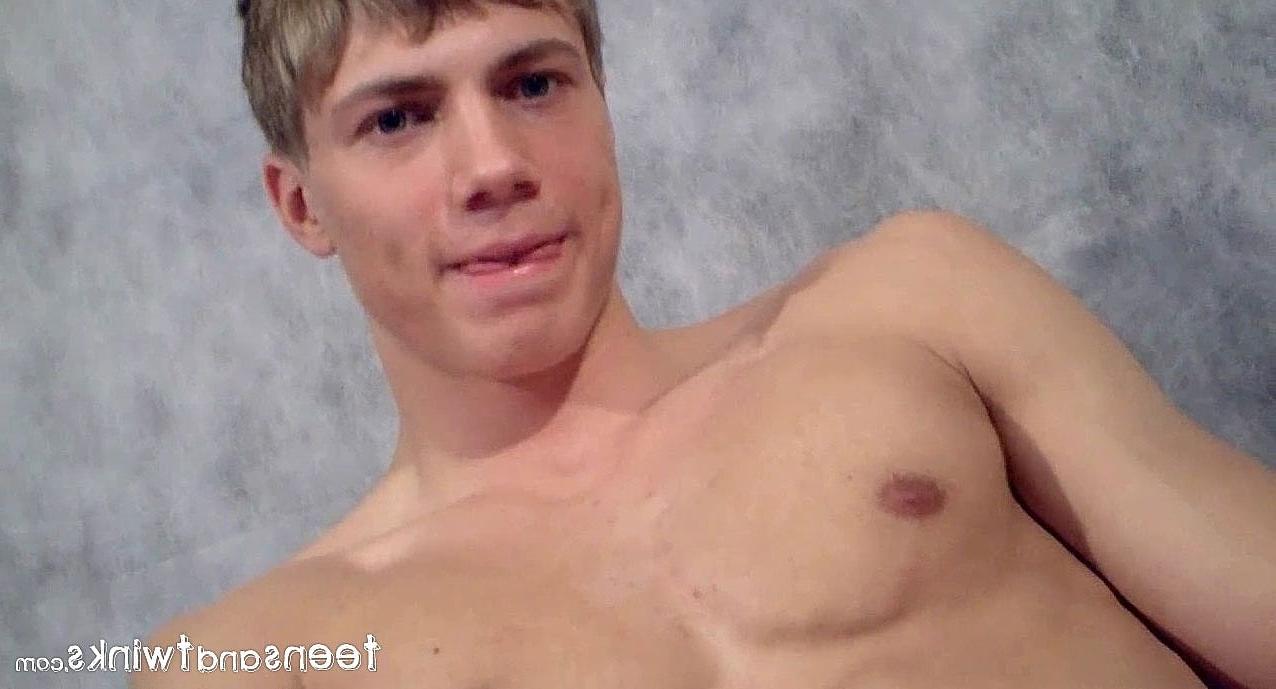 20P Le jeune blond Geffrey expose ses muscles et se masturbe en solo.