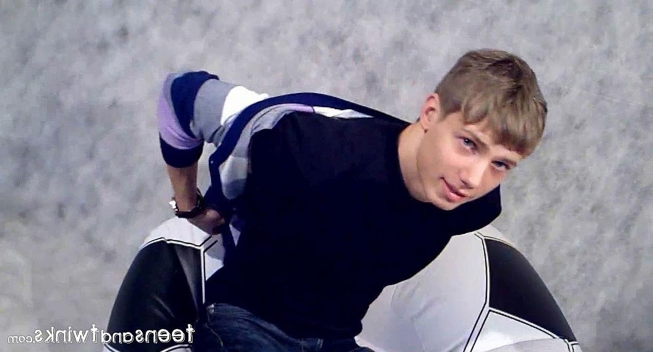 20P Le jeune blond Geffrey expose ses muscles et se masturbe en solo.