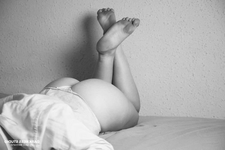 16P Skyra mostra seu corpo adolescente em cenas sensuais durante um romance solo completo