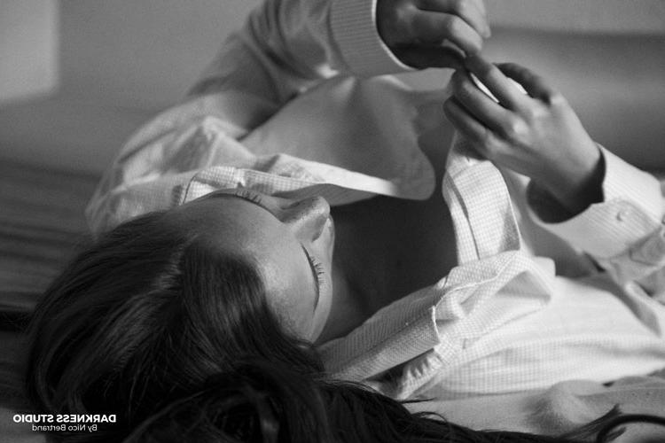 16P Skyra mostra seu corpo adolescente em cenas sensuais durante um romance solo completo