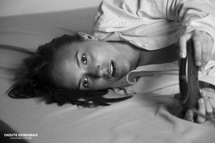 16P Skyra mostra seu corpo adolescente em cenas sensuais durante um romance solo completo