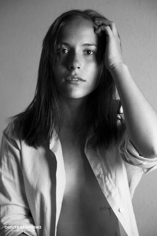 16P Skyra mostra seu corpo adolescente em cenas sensuais durante um romance solo completo