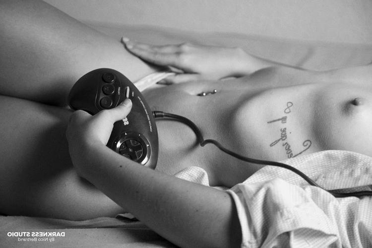 16P Skyra mostra seu corpo adolescente em cenas sensuais durante um romance solo completo