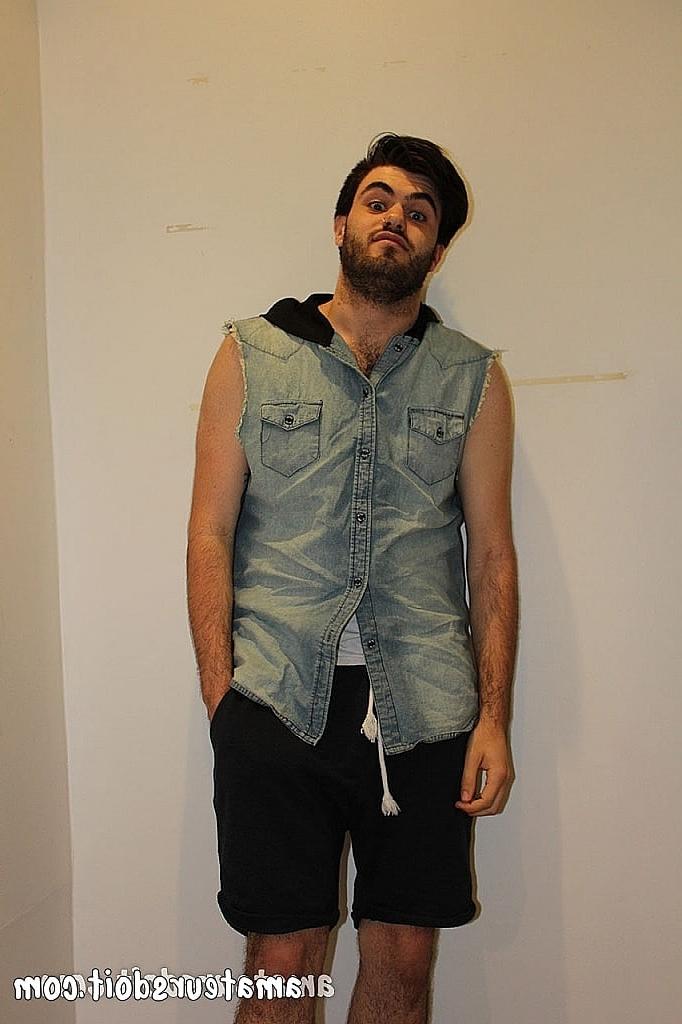 20P Un danés bajito jugando con el culo peludo del bombón gay Mitch Bear en el suelo
