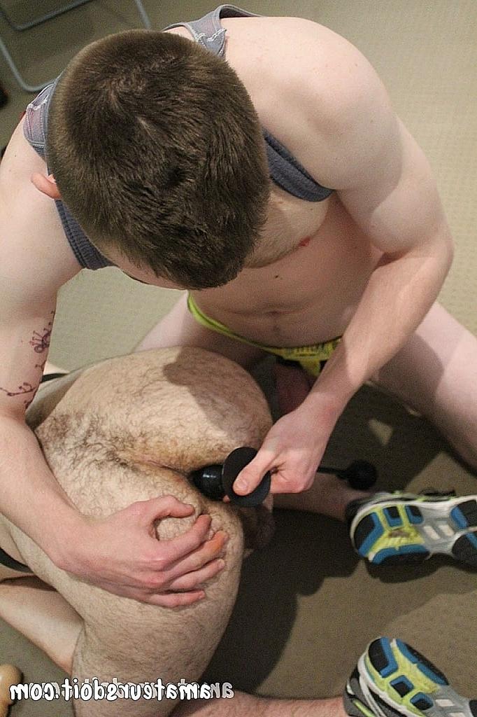 20P Un danés bajito jugando con el culo peludo del bombón gay Mitch Bear en el suelo