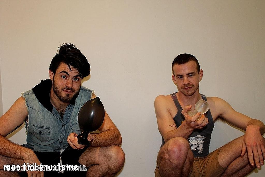 20P Un danés bajito jugando con el culo peludo del bombón gay Mitch Bear en el suelo