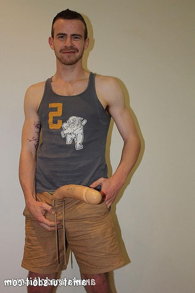 20P Un danés bajito jugando con el culo peludo del bombón gay Mitch Bear en el suelo