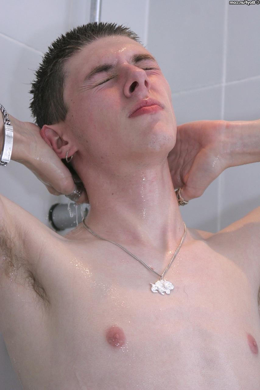 20P O gay magro Craig Baxter empurra seu pau sem cortes até a ejaculação no chuveiro