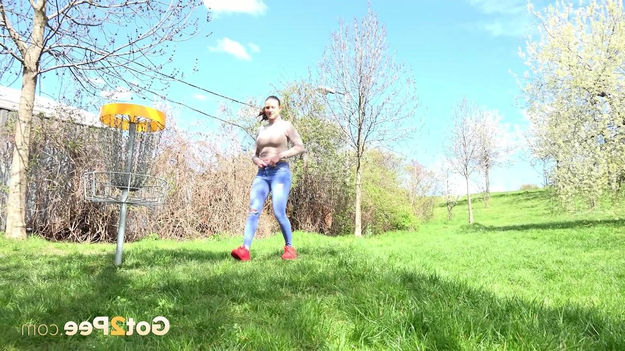 15P La guapa morena Billie Star es pillada orinando sobre la hierba verde