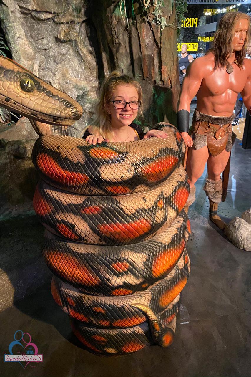 20P A adolescente nerd Riley Star mostra seus incríveis pés, dedos dos pés e buracos em um solo