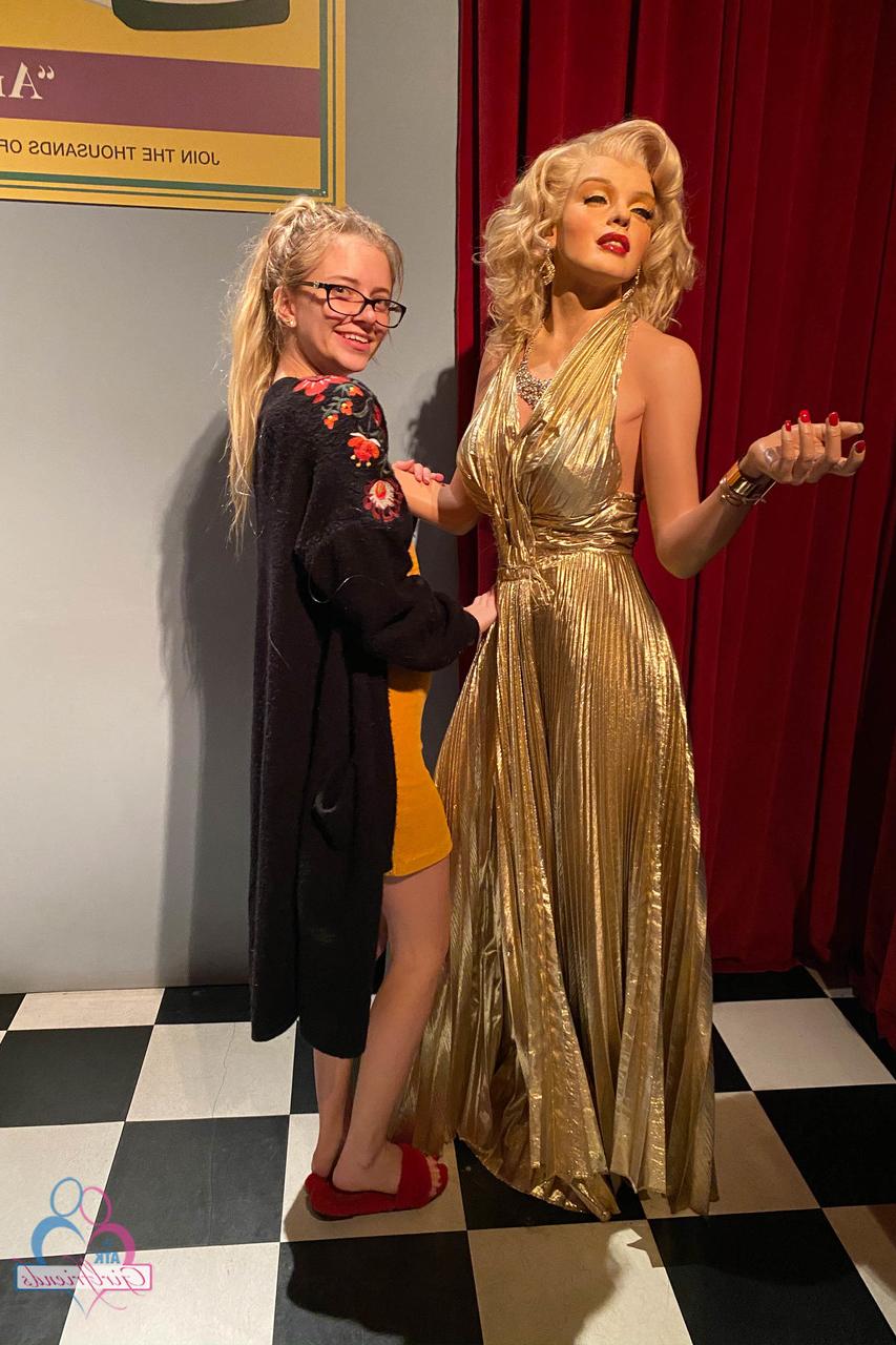 20P A adolescente nerd Riley Star mostra seus incríveis pés, dedos dos pés e buracos em um solo