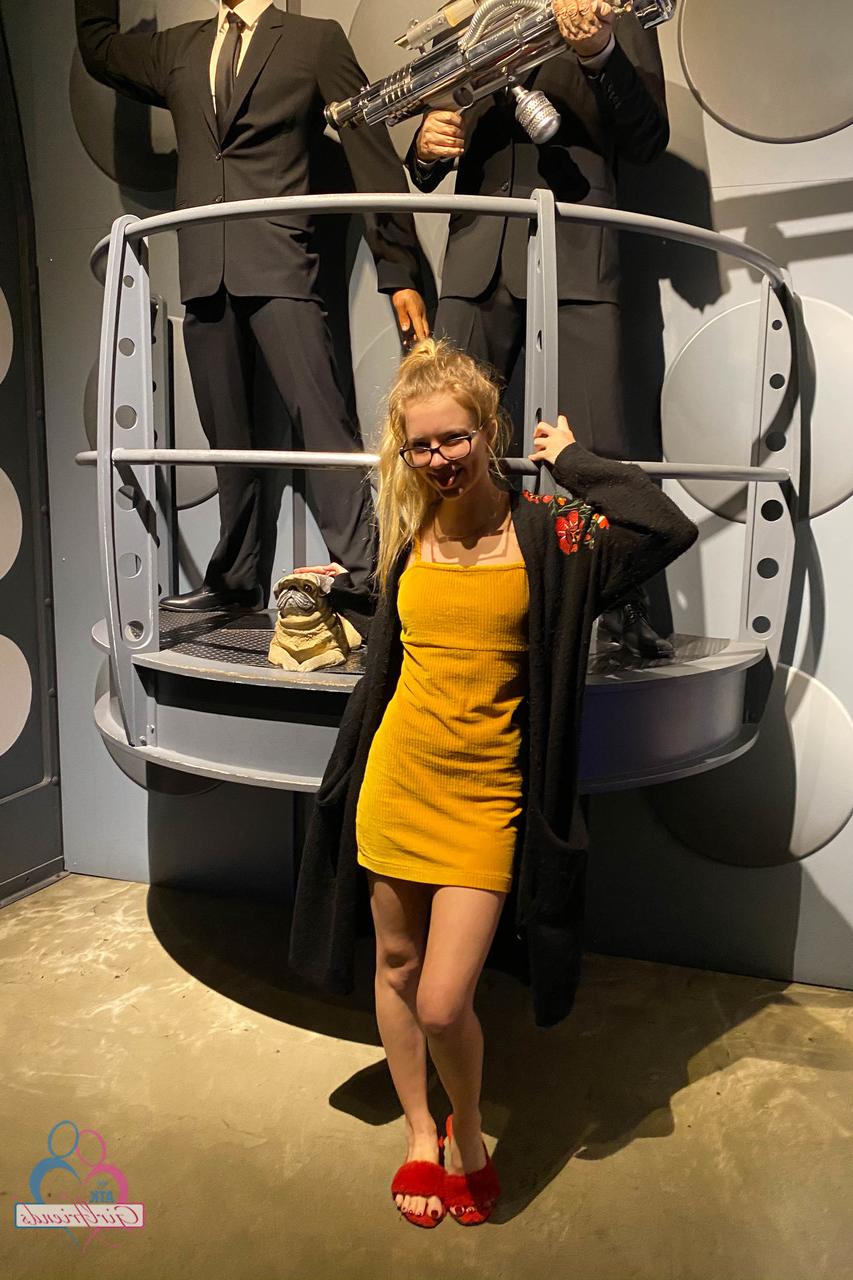 20P A adolescente nerd Riley Star mostra seus incríveis pés, dedos dos pés e buracos em um solo