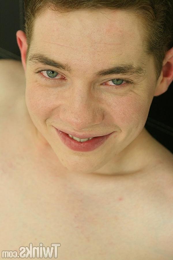 20P Hung Twink montre ses grosses couilles tout en branlant sa bite non coupée