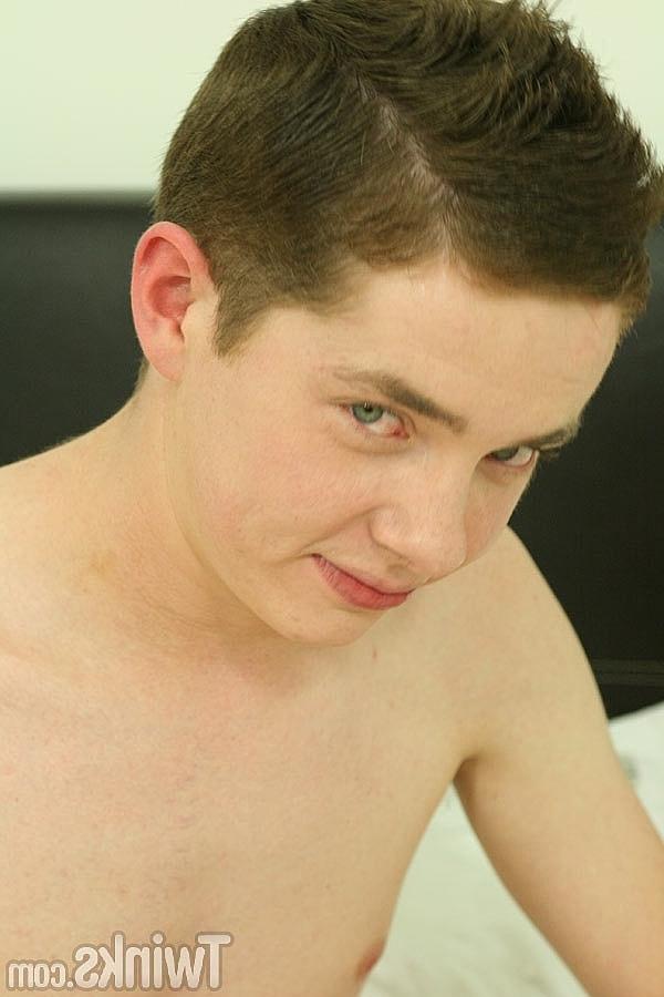 20P Hung Twink montre ses grosses couilles tout en branlant sa bite non coupée