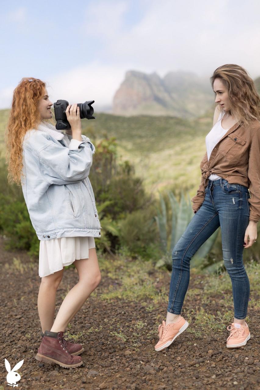 20P Die europäischen Schönheiten Heidi Romanova und Yana West enthüllen draußen ihre sexy Körper