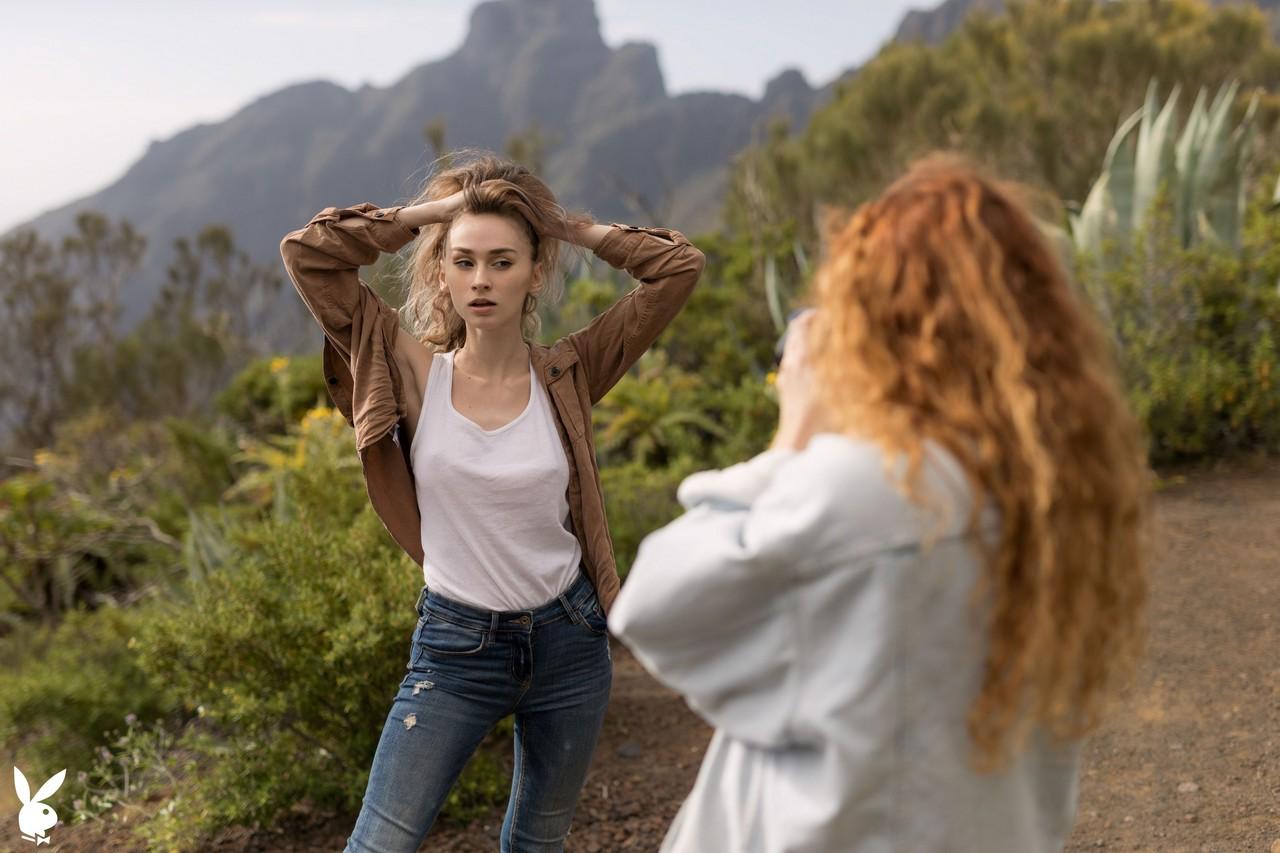 20P Die europäischen Schönheiten Heidi Romanova und Yana West enthüllen draußen ihre sexy Körper