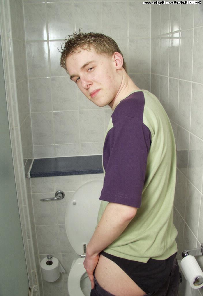 20P El joven rubio gay Graham juega con su polla sin cortar hasta eyacular