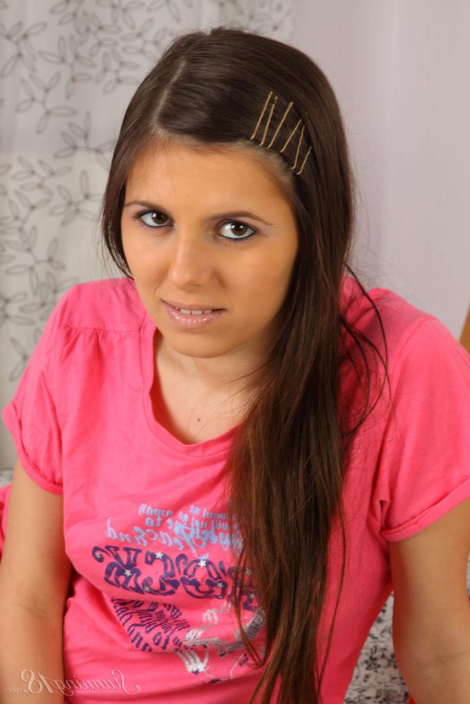 16P A morena de 18 anos Kathy D exibe um ânus aberto durante uma foda