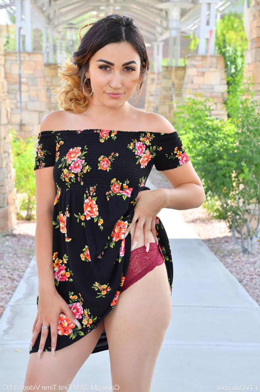 20P Alluring babe Callie shows off her big ass & toys her lickable pink pussy