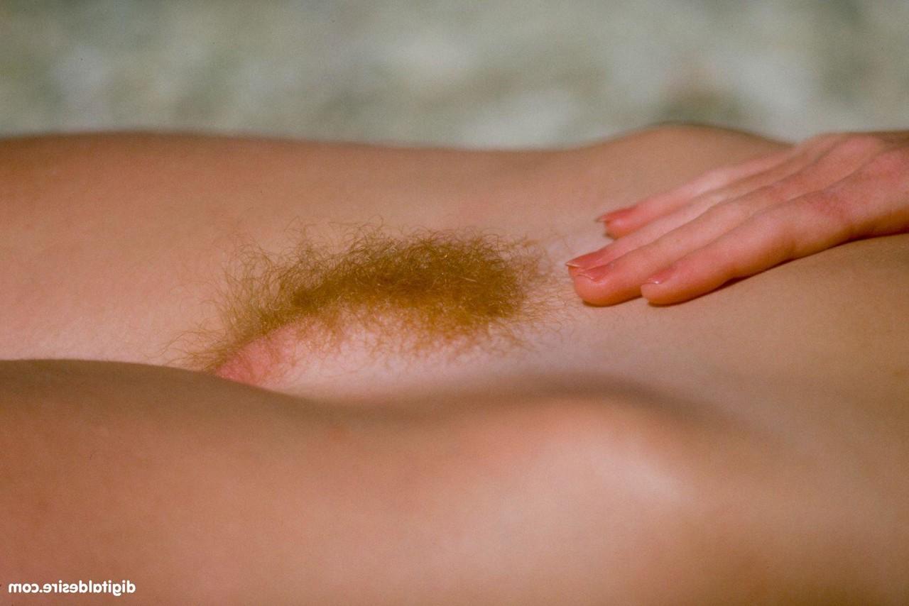 20P A glamourosa gata Brittany mostra seus lindos seios e seu arbusto aparado ao ar livre