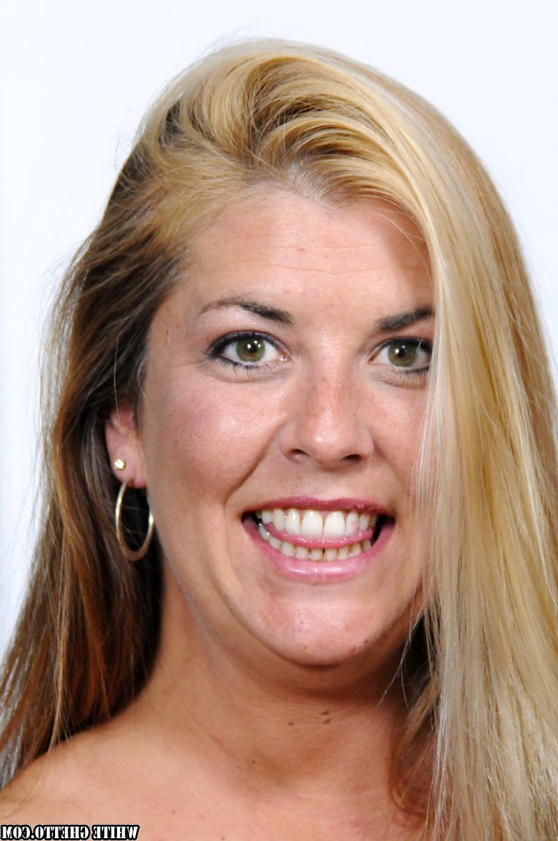 16P Joclyn Stone, blonde et mature, révèle sa chatte poilue et s'accroupit pour sucer une grosse bite.