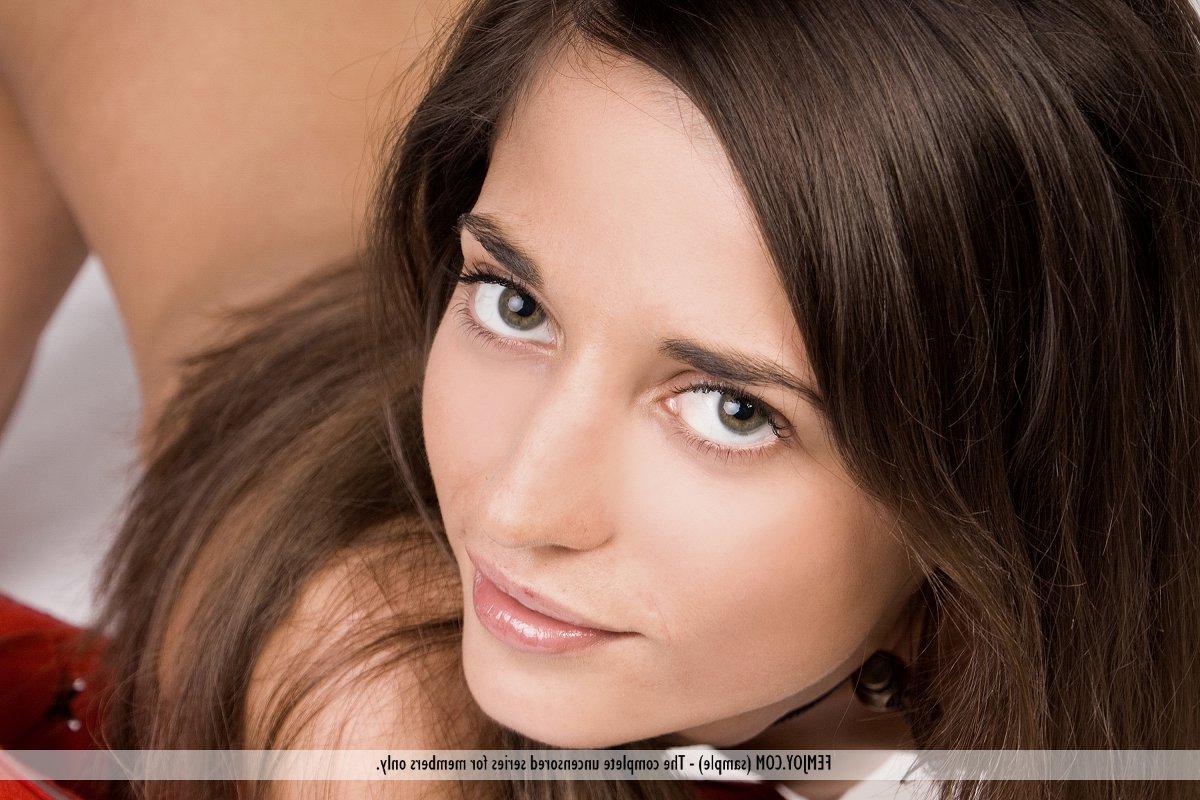 16P Idonia, jeune brune, affiche son superbe corps sans vêtements.