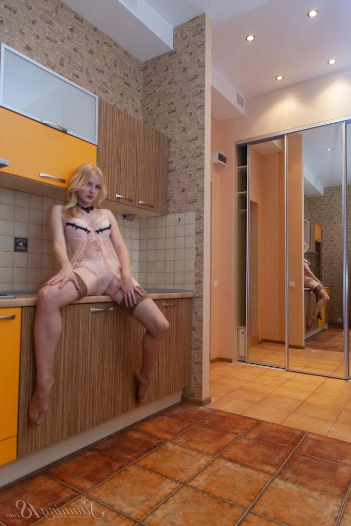 16P A loira Taida, de 18 anos, tira lingerie de boneca com meias bege