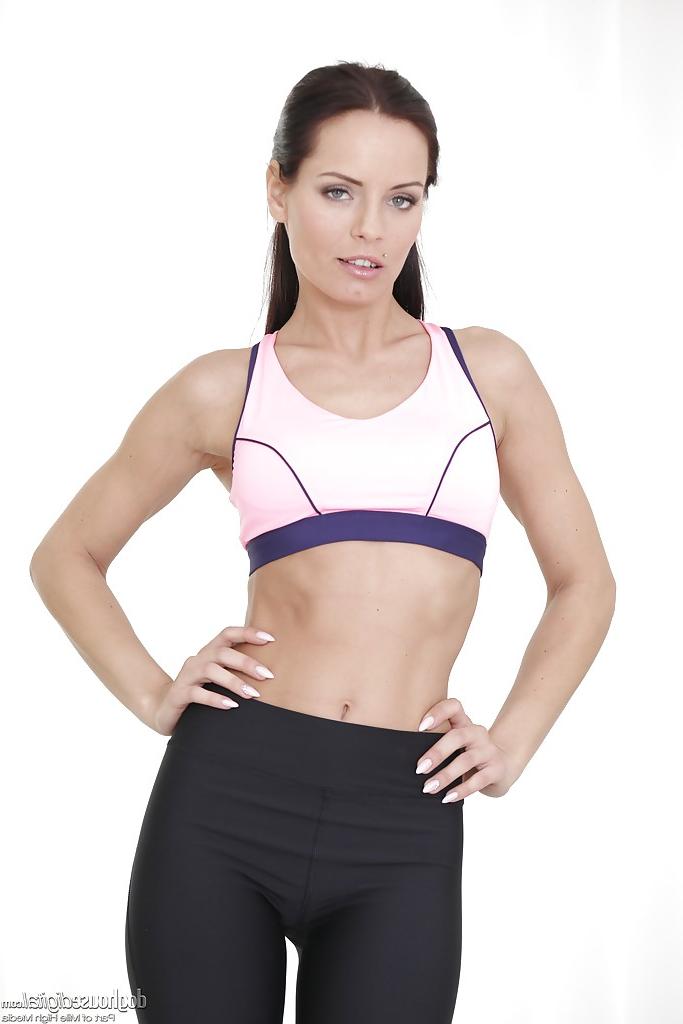 16P Kari, la europea en forma, se quita los pantalones de spandex antes de jugar con el coño
