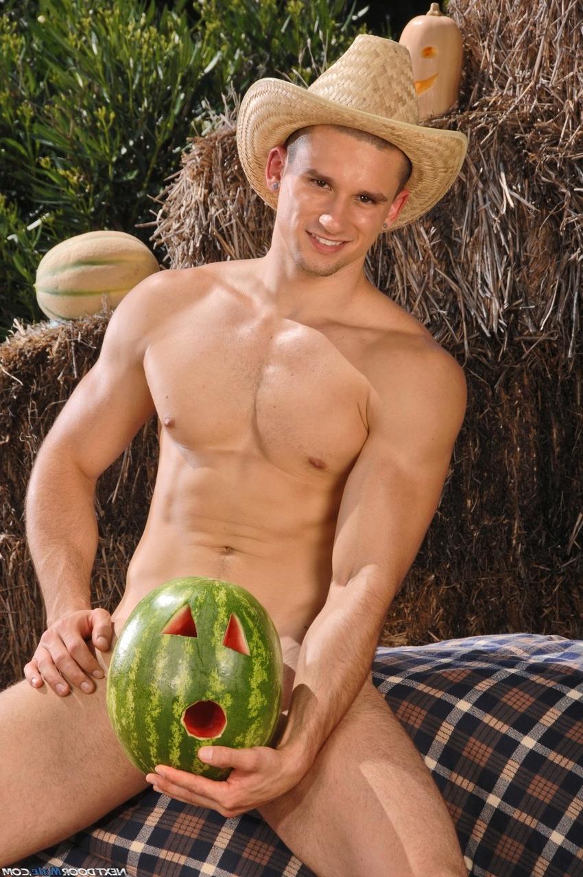 20P El guapo vaquero Anthony Romero inserta su vara en un agujero en una sandía
