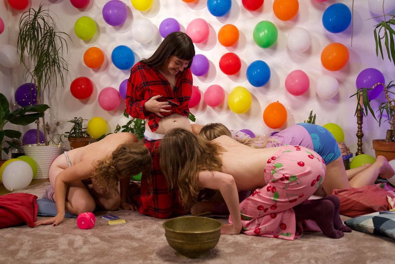 20P Lesbianas amateurs cachondas se lamen el coño en un salvaje sexo grupal entre chicas