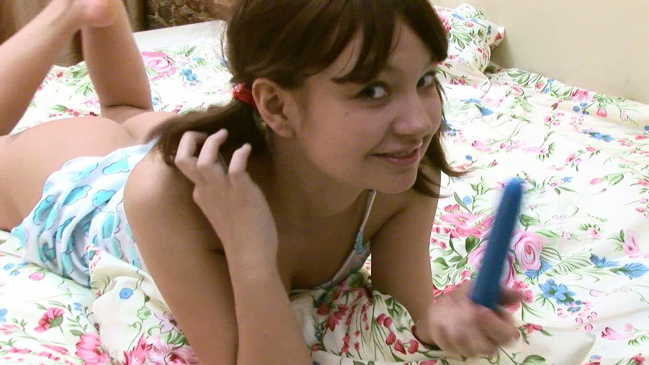 20P La adolescente con trenzas Nastya D se toca las grandes tetas y juega con su castor