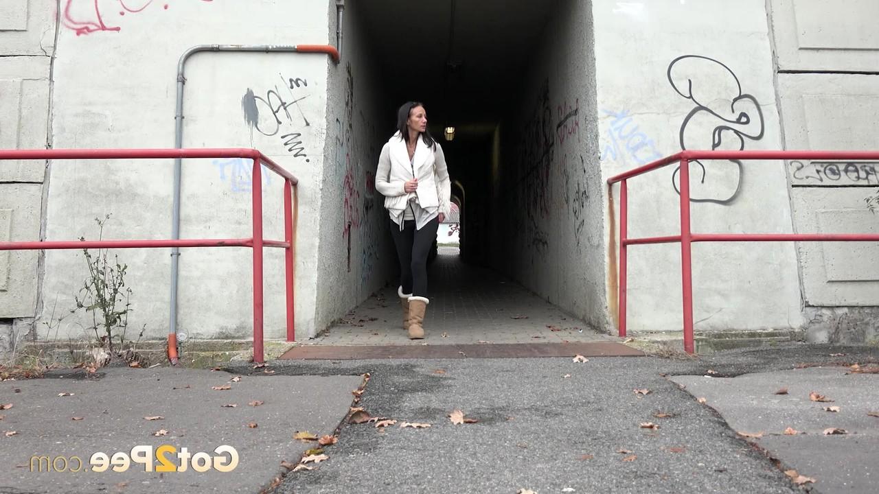 15P La morena Eveline Neill es pillada orinando en la entrada de un túnel con unas UGG