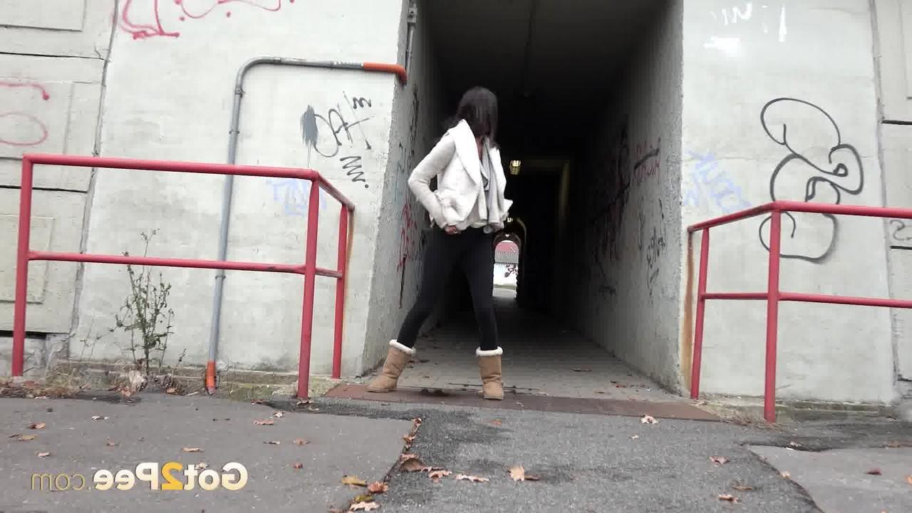 15P La morena Eveline Neill es pillada orinando en la entrada de un túnel con unas UGG