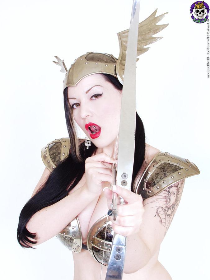 15P La tatuada Vamp Dahlia descubre sus grandes tetas vestida de arquera